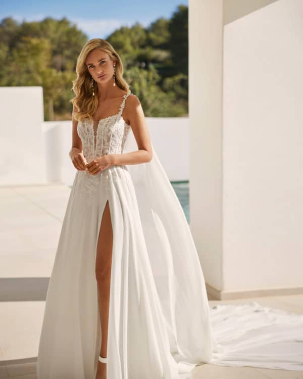 Brautkleid SALINA ADRIANA ALIER bei VeRina Brautmoden in Hille Rothenuffeln Chiffonkleid mit Schlitz Spaghettiträger V Ausschnitt Blätterspitze