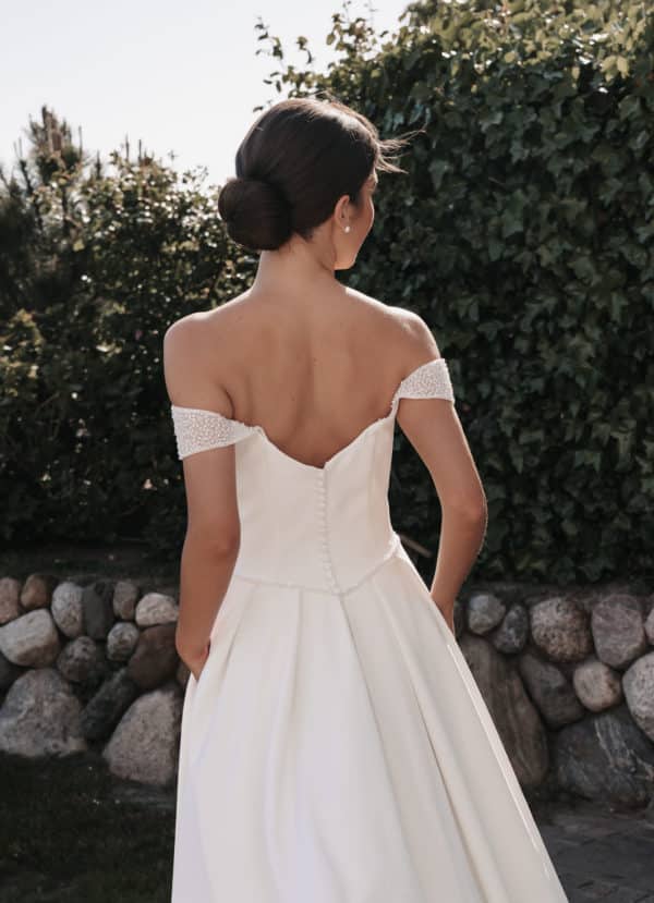 LB520 Brautkleid Lohrengel bei VeRina Brautmoden in Hille Rothenuffeln schlicht a Linie Perlenträger (14)