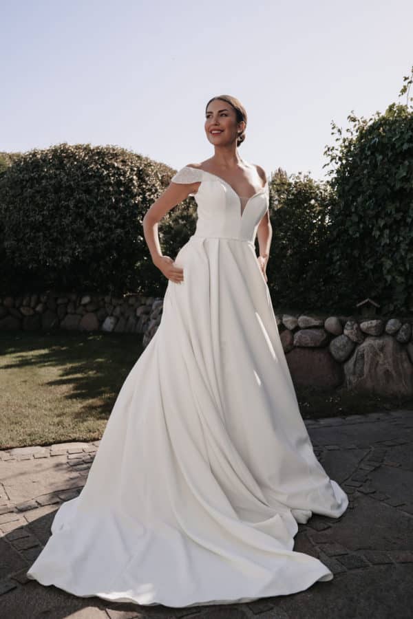 LB520 Brautkleid Lohrengel bei VeRina Brautmoden in Hille Rothenuffeln schlicht a Linie Perlenträger (3)