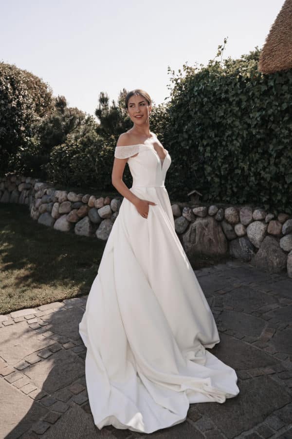 LB520 Brautkleid Lohrengel bei VeRina Brautmoden in Hille Rothenuffeln schlicht a Linie Perlenträger (4)