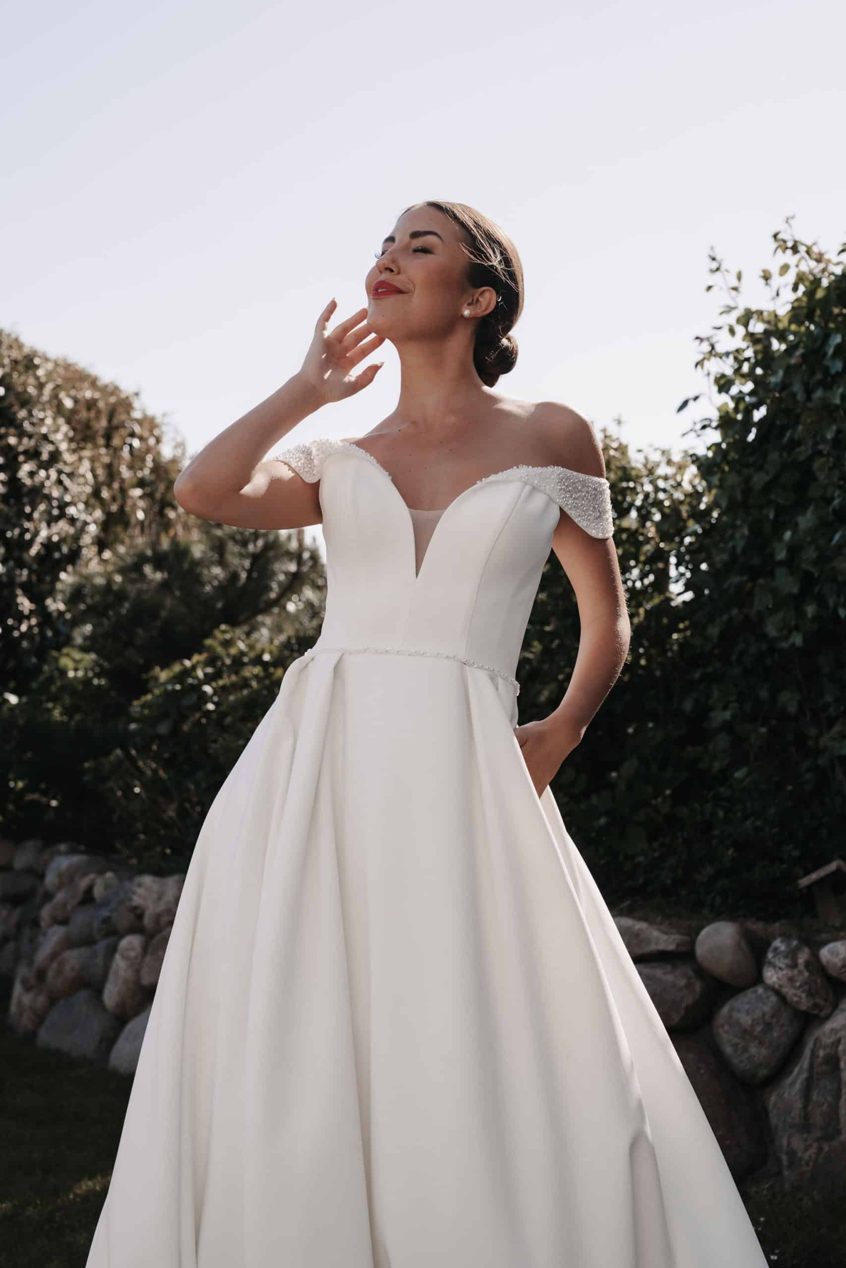 LB520 Brautkleid Lohrengel bei VeRina Brautmoden in Hille Rothenuffeln schlicht a Linie Perlenträger (5)