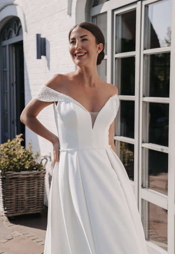 LB520 Brautkleid Lohrengel bei VeRina Brautmoden in Hille Rothenuffeln schlicht a Linie Perlenträger (6)