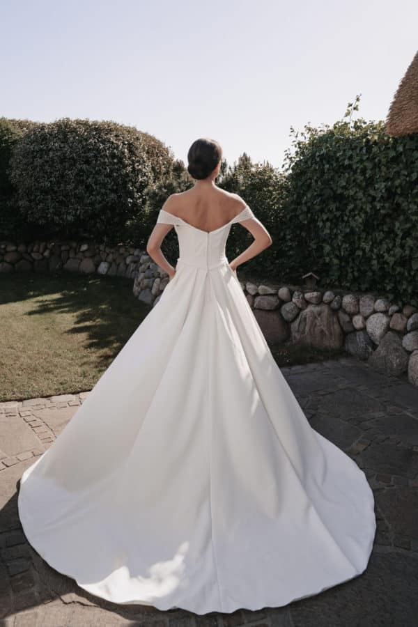 LB520 Brautkleid Lohrengel bei VeRina Brautmoden in Hille Rothenuffeln schlicht a Linie Perlenträger (9)