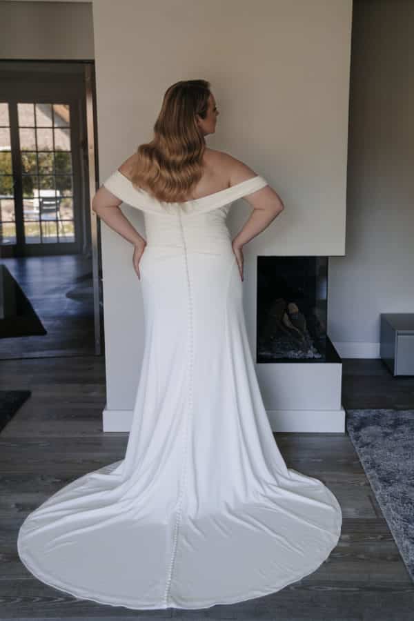 LB559 Brautkleid Fashion Queen bei VeRina Brautmoden in Hille Rothenuffeln eng figurbetont Schlitz Schleppe (5)