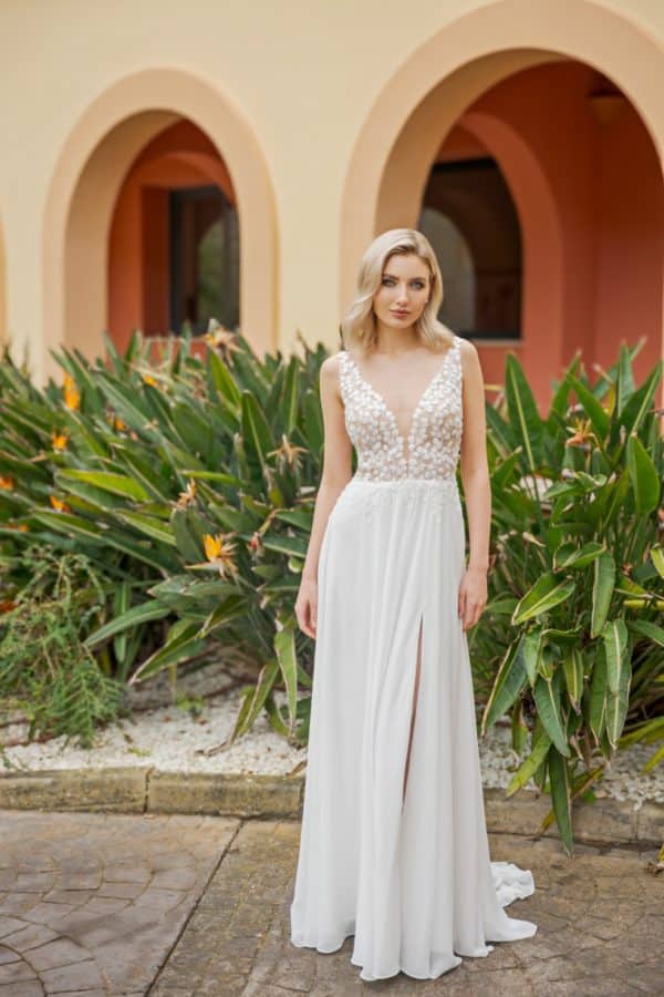 al144 Brautkleid Amera vera light Fashion Queen bei VeRina Brautmoden in Hille Rothenuffeln Chiffon Blumen V Ausschnitt (2)