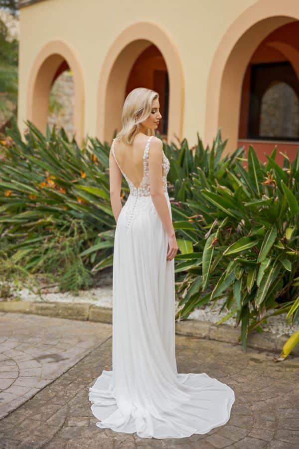 al144 Brautkleid Amera vera light Fashion Queen bei VeRina Brautmoden in Hille Rothenuffeln Chiffon Blumen V Ausschnitt