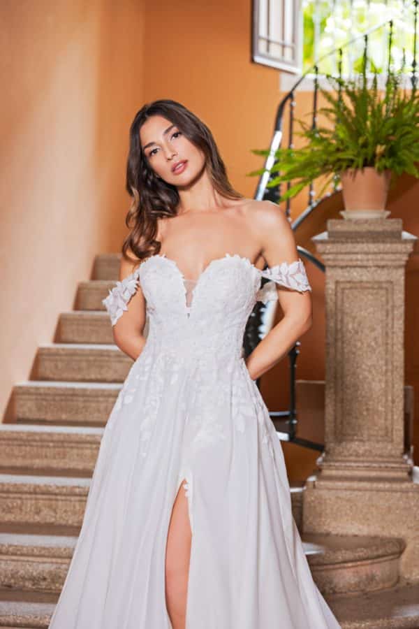b2628 Brautkleid Amera Vera Fashion Queen bei VeRina Brautmoden in Hille Rothenuffeln fließende Blätterspitze cleaner Rock Carmenträger Corsage Schlitz (1)
