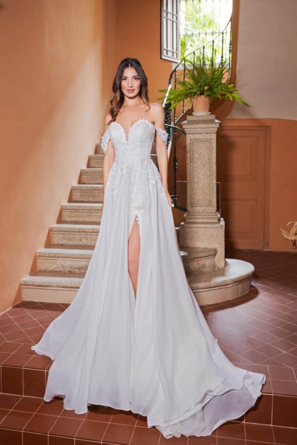 b2628 Brautkleid Amera Vera Fashion Queen bei VeRina Brautmoden in Hille Rothenuffeln fließende Blätterspitze cleaner Rock Carmenträger Corsage Schlitz (2)