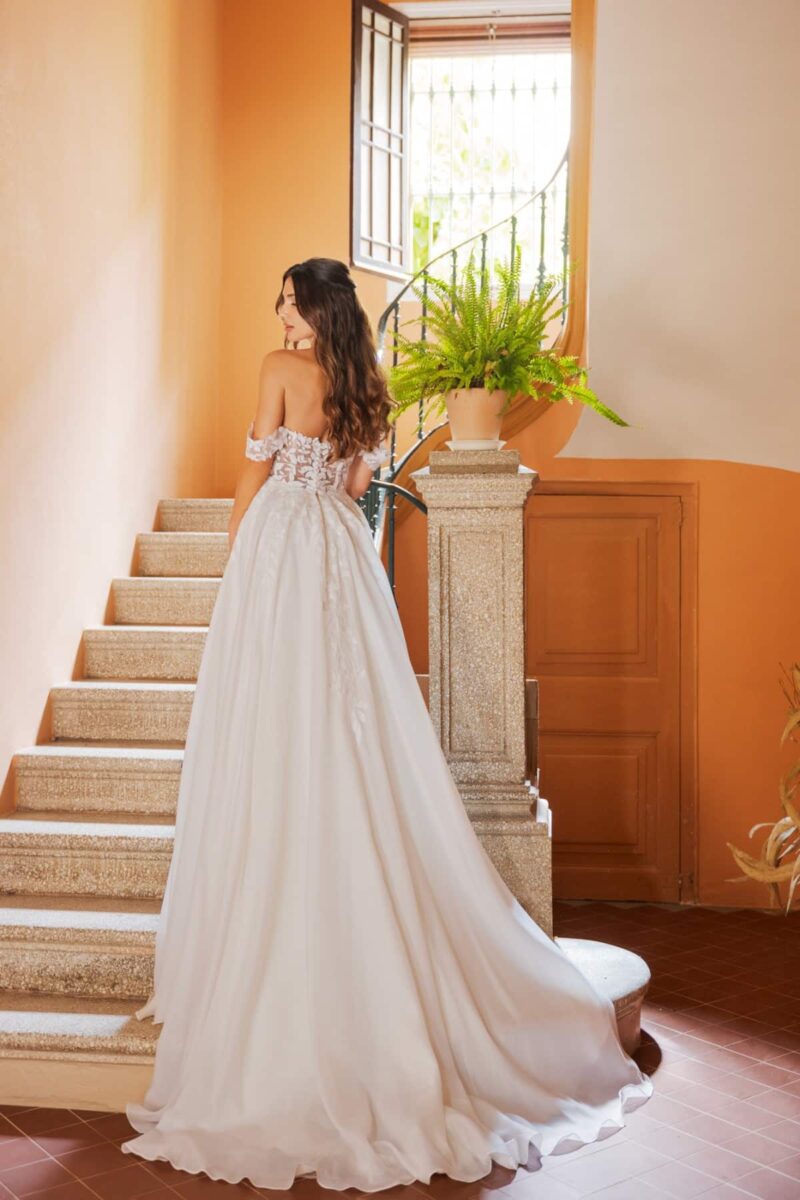 b2628 Brautkleid Amera Vera Fashion Queen bei VeRina Brautmoden in Hille Rothenuffeln fließende Blätterspitze cleaner Rock Carmenträger Corsage Schlitz (3)