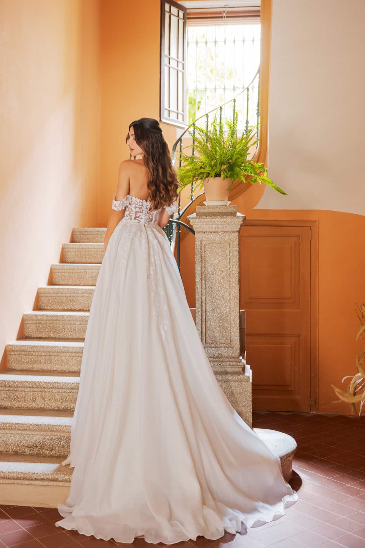 b2628 Brautkleid Amera Vera Fashion Queen bei VeRina Brautmoden in Hille Rothenuffeln fließende Blätterspitze cleaner Rock Carmenträger Corsage Schlitz (3)