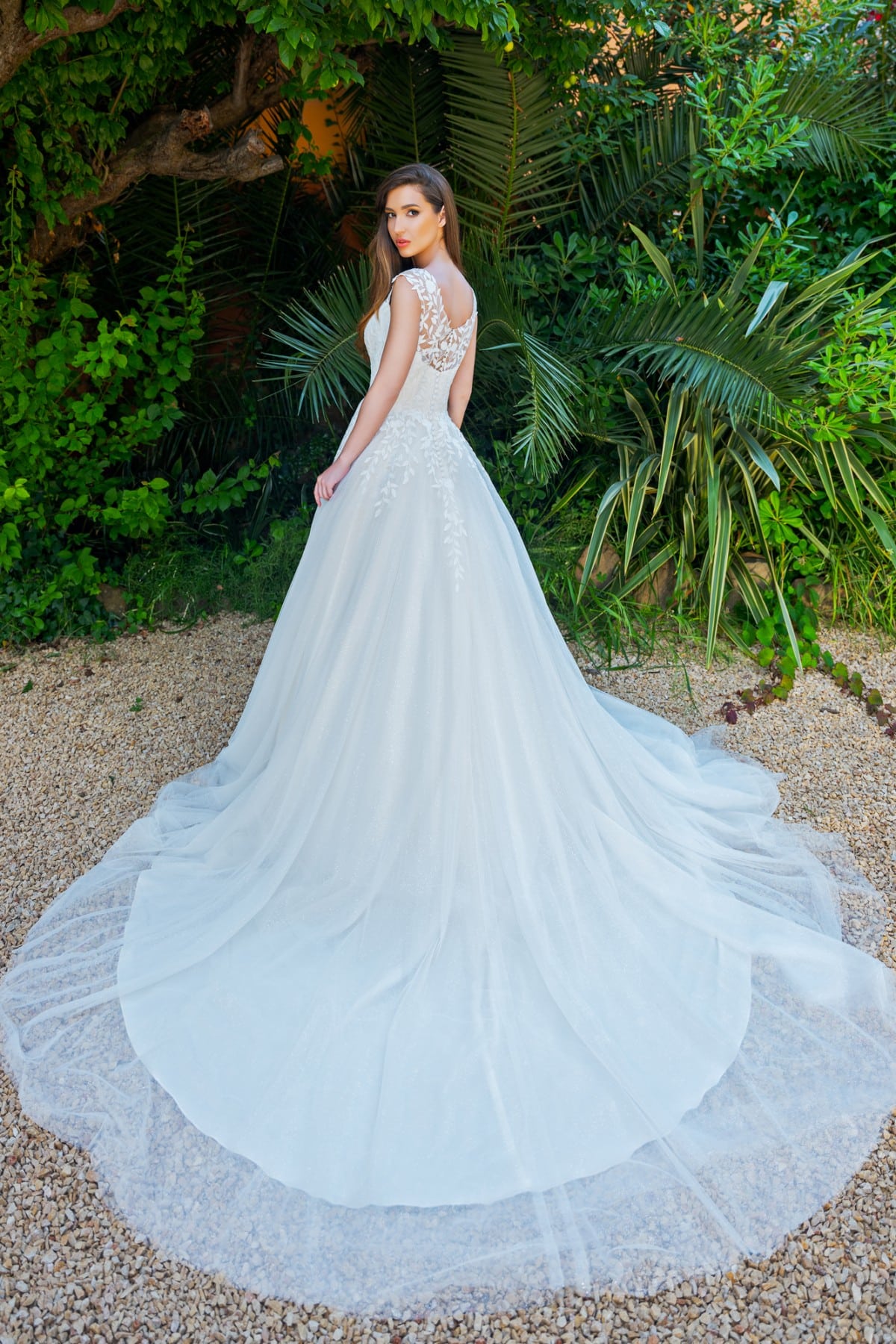 b2632 Brautkleid Amera Vera bei VeRina Brautmoden in Hille Rothenuffeln Prinzessin Tüll fließende Spitze breite Träger (2)