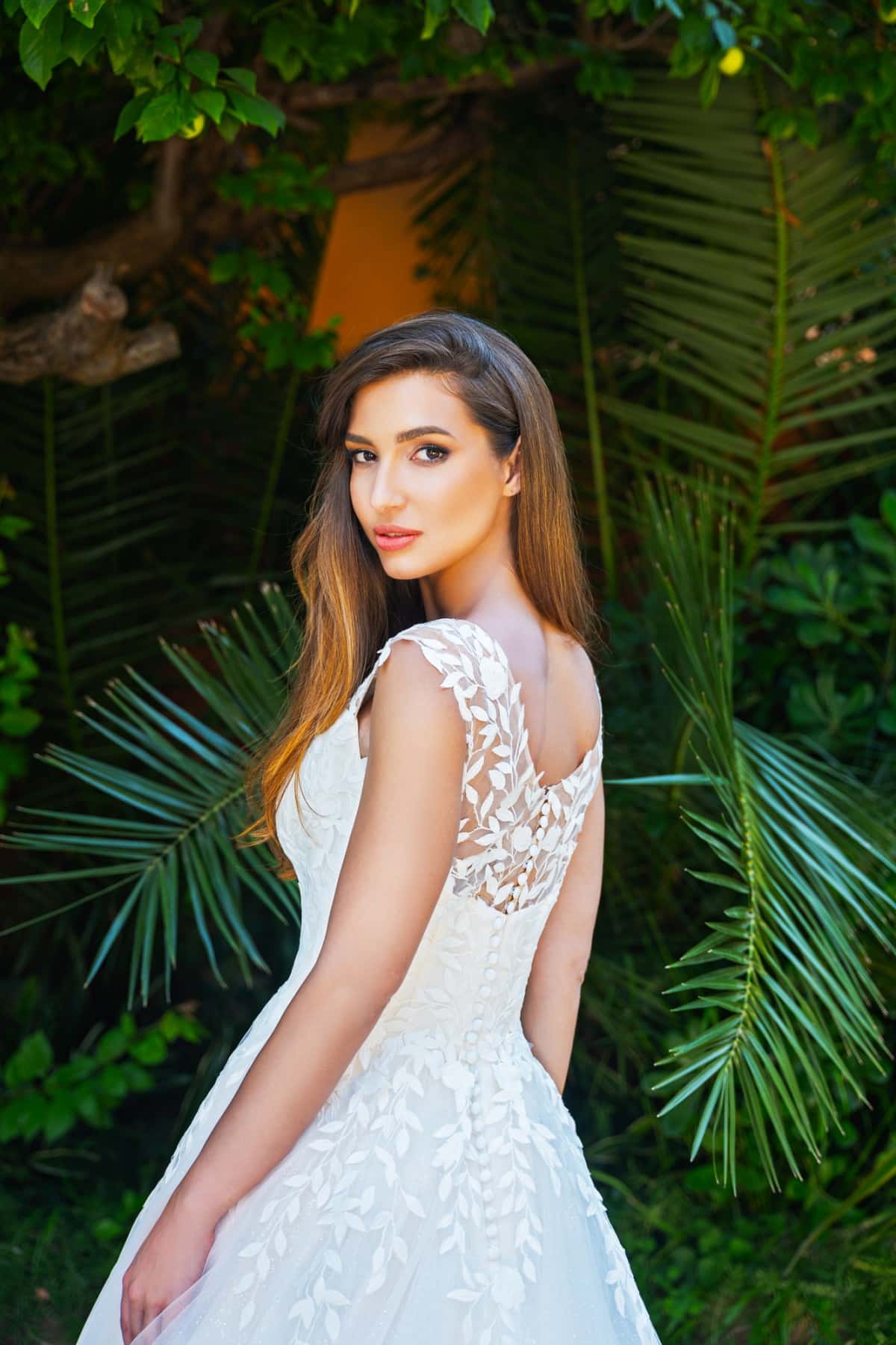 b2632 Brautkleid Amera Vera bei VeRina Brautmoden in Hille Rothenuffeln Prinzessin Tüll fließende Spitze breite Träger (3)