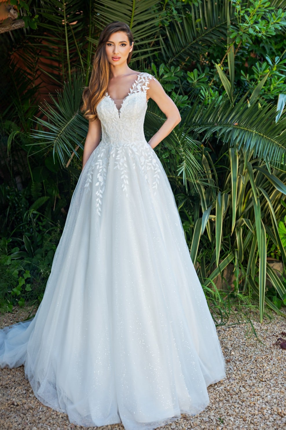 b2632 Brautkleid Amera Vera bei VeRina Brautmoden in Hille Rothenuffeln Prinzessin Tüll fließende Spitze breite Träger