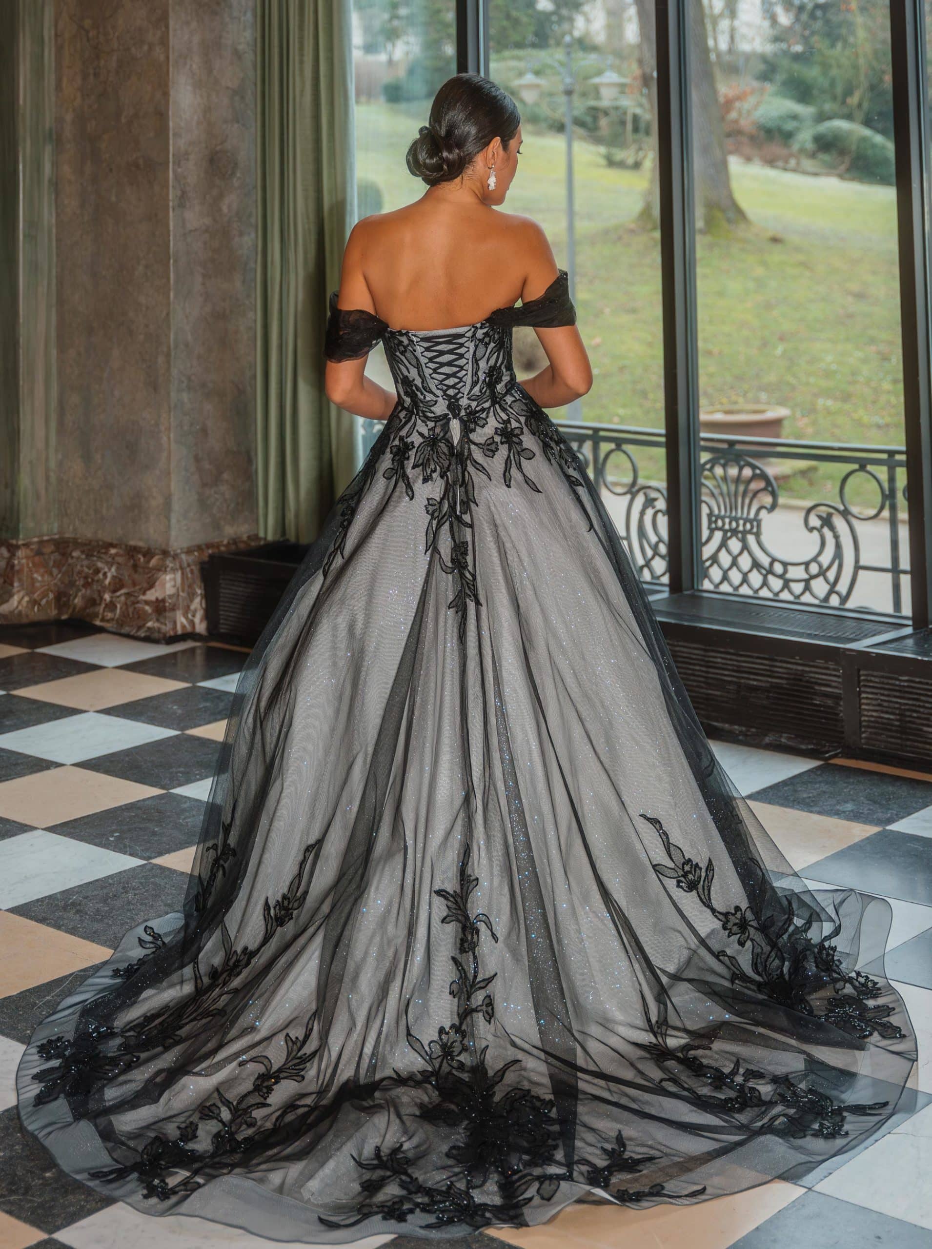 50922 diane legrand Brautkleid bei VeRina Brautmoden in Hille Rothenuffeln Prinzessin schwarz nude Carmenträger fließende Spitze Schleppe schnürung (2)