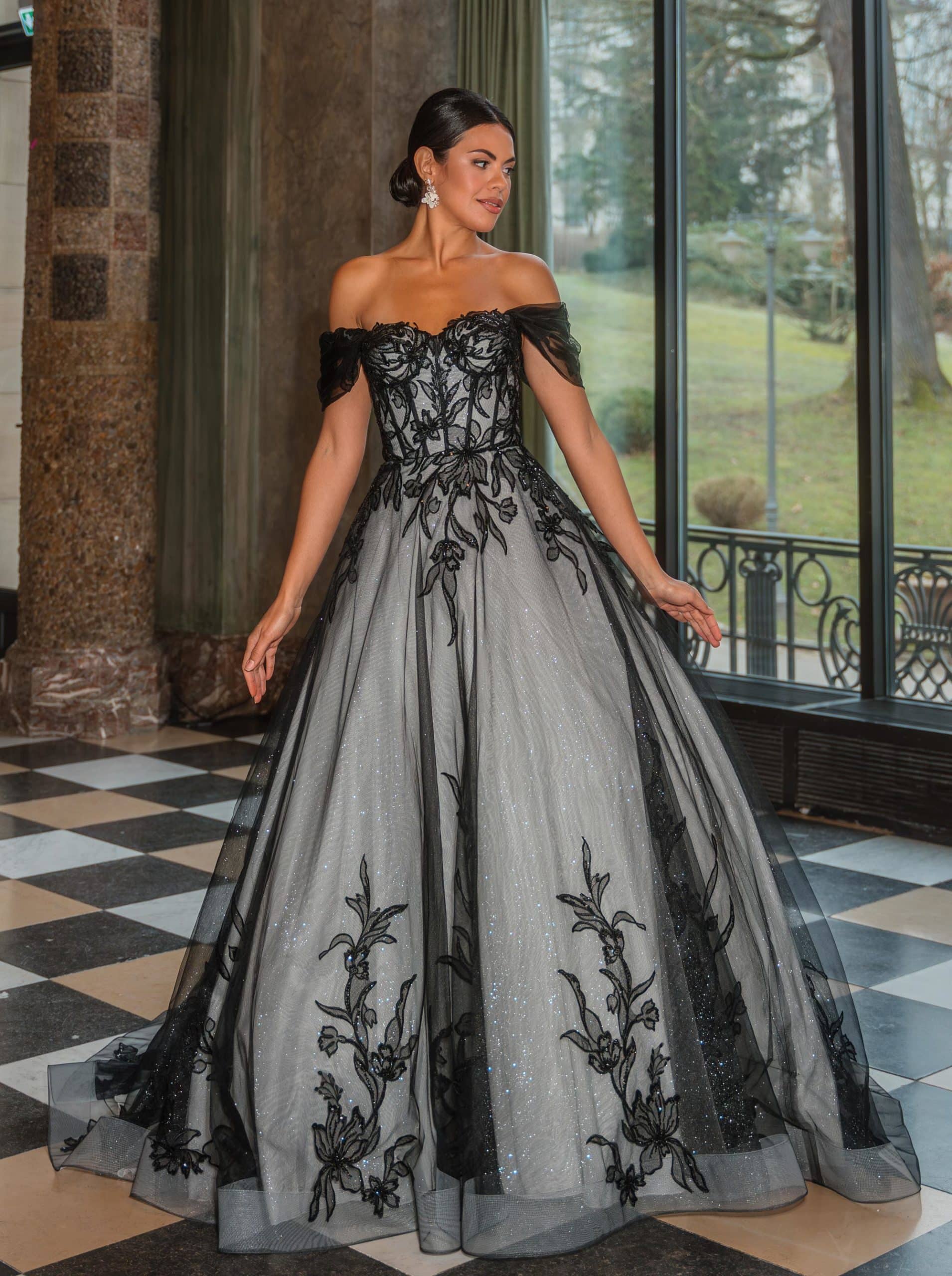 50922 diane legrand Brautkleid bei VeRina Brautmoden in Hille Rothenuffeln Prinzessin schwarz nude Carmenträger fließende Spitze Schleppe schnürung