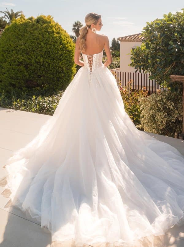 8224 Brautkleid Diane Legrand bei VeRina Brautmoden in Hille Rothenuffeln Corsagenkleid Perlen V Ausschnitt V Corsage Tüll Glitzer Schnürung (1)