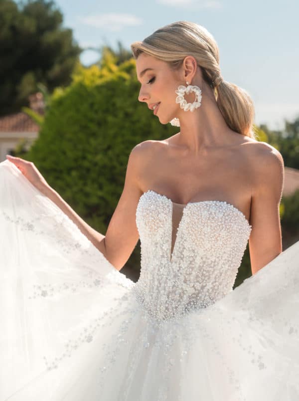 8224 Brautkleid Diane Legrand bei VeRina Brautmoden in Hille Rothenuffeln Corsagenkleid Perlen V Ausschnitt V Corsage Tüll Glitzer Schnürung (2)