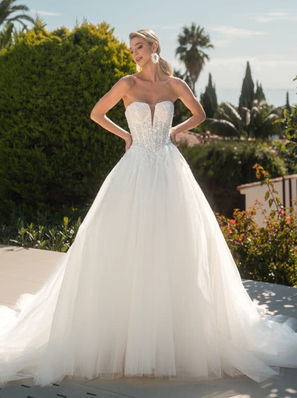 8224 Brautkleid Diane Legrand bei VeRina Brautmoden in Hille Rothenuffeln Corsagenkleid Perlen V Ausschnitt V Corsage Tüll Glitzer Schnürung