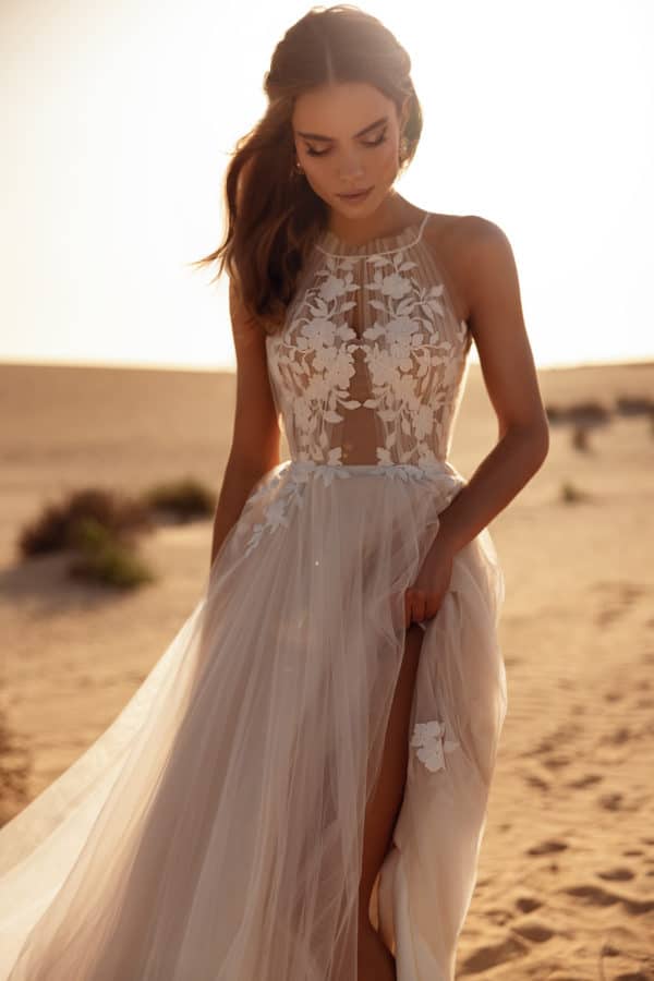 Ellie Dama Couture Brautkleid bei VeRina Brautmoden in Hille Rothenuffeln A Linie luftig Tüllkleid Neckholder Spitzenapplikationen (3)