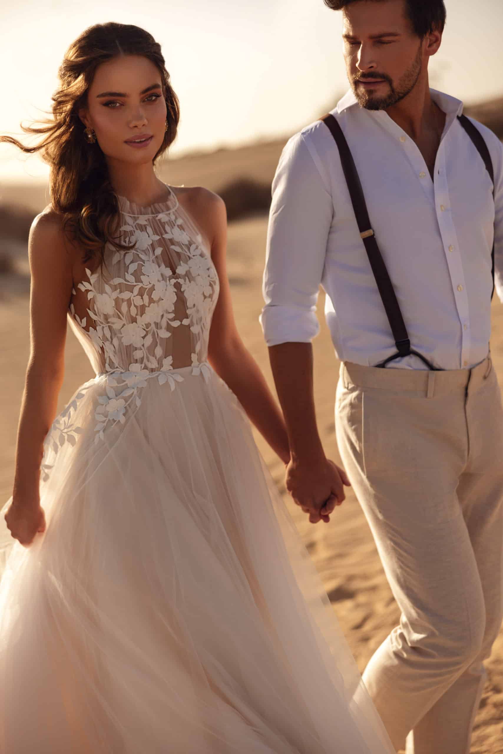 Ellie Dama Couture Brautkleid bei VeRina Brautmoden in Hille Rothenuffeln A Linie luftig Tüllkleid Neckholder Spitzenapplikationen (5)