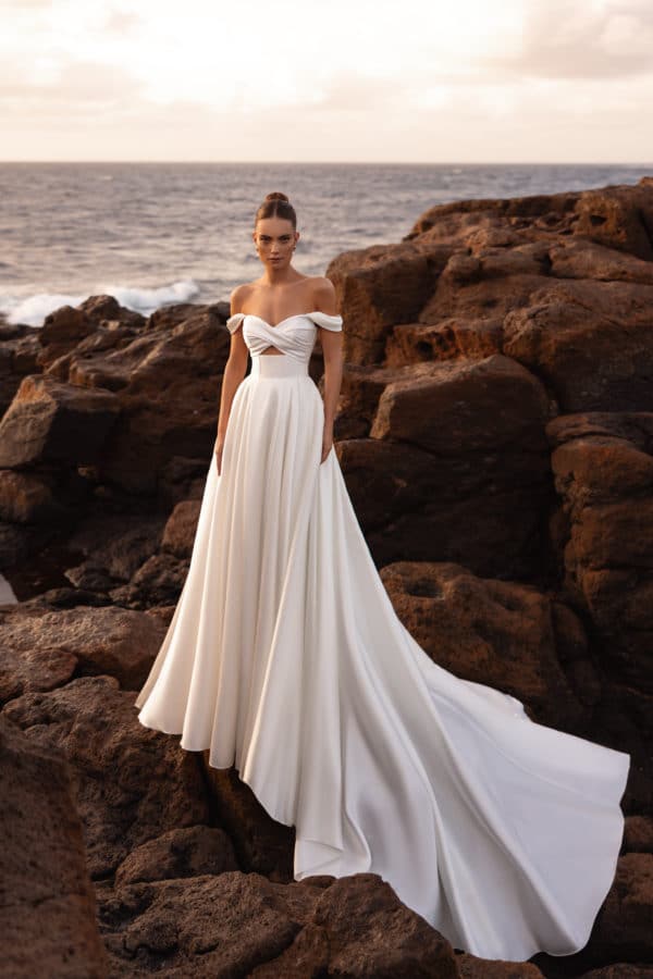 Mellisandre Brautkleid Dama Couture bei VeRina Brautmoden in Hille Rothenuffeln schlicht elegant Schleppe Corsett Carmenträger (1)