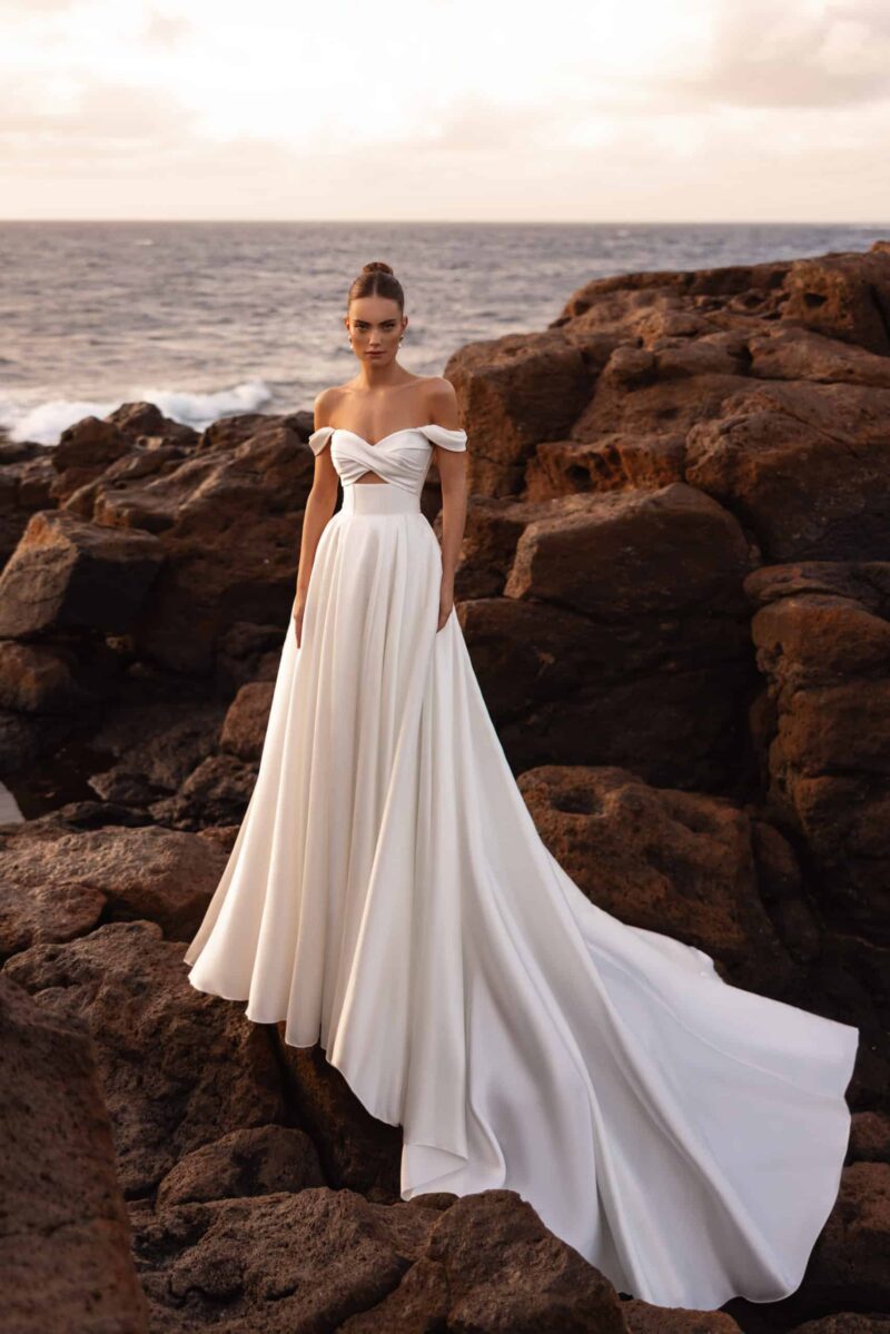 Mellisandre Brautkleid Dama Couture bei VeRina Brautmoden in Hille Rothenuffeln schlicht elegant Schleppe Corsett Carmenträger (1)