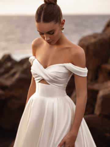 Mellisandre Brautkleid Dama Couture bei VeRina Brautmoden in Hille Rothenuffeln schlicht elegant Schleppe Corsett Carmenträger (2)