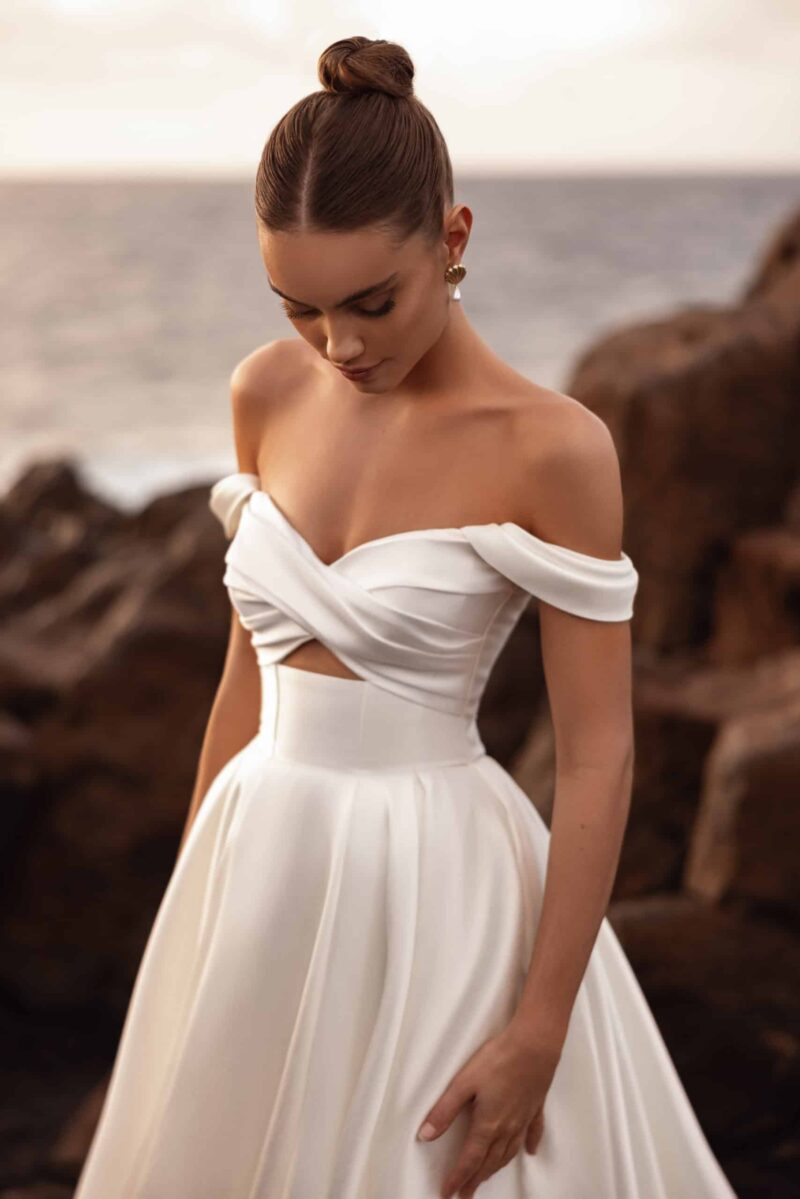 Mellisandre Brautkleid Dama Couture bei VeRina Brautmoden in Hille Rothenuffeln schlicht elegant Schleppe Corsett Carmenträger (2)
