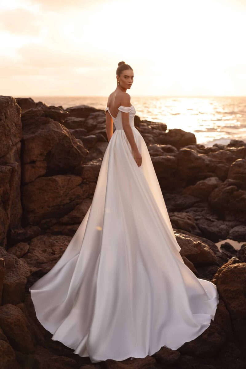 Mellisandre Brautkleid Dama Couture bei VeRina Brautmoden in Hille Rothenuffeln schlicht elegant Schleppe Corsett Carmenträger (3)