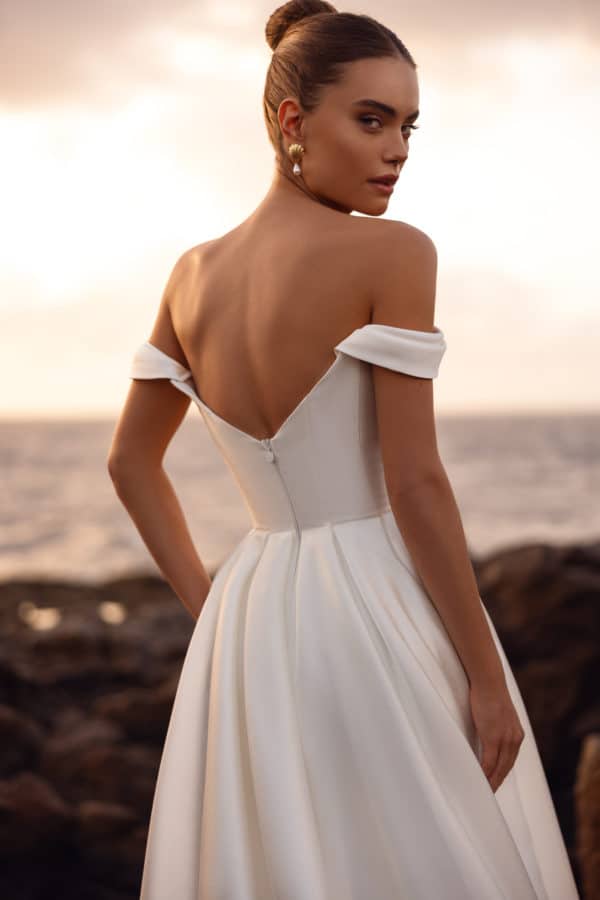 Mellisandre Brautkleid Dama Couture bei VeRina Brautmoden in Hille Rothenuffeln schlicht elegant Schleppe Corsett Carmenträger (4)