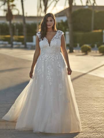 35023 Brautkleid Amelie Bella bei VeRina Brautmoden curvykleid Tüll fließende Spitze matt V Ausschnitt T Shirt Ärmel Rücken V Ausschnitt