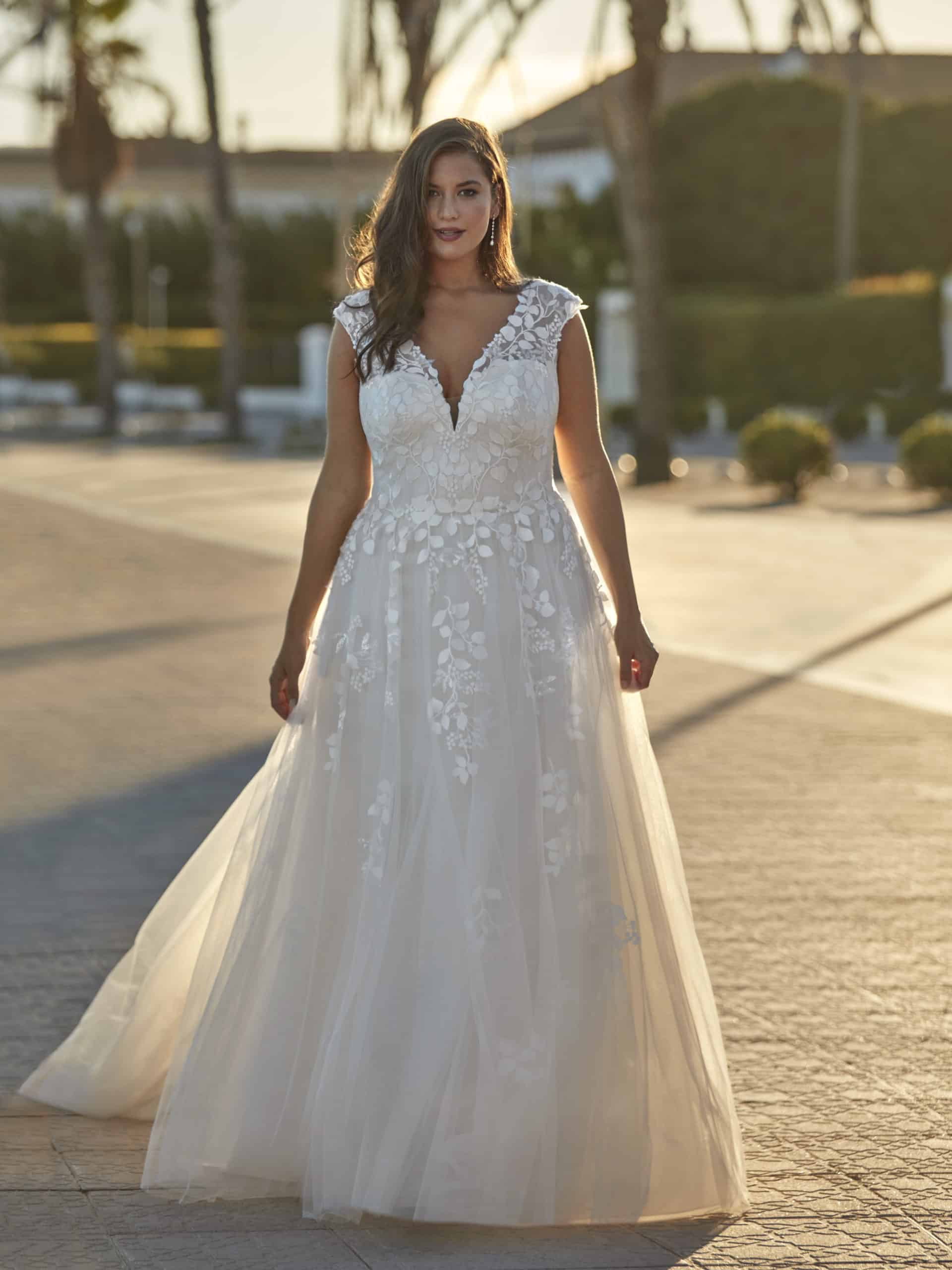 35023 Brautkleid Amelie Bella bei VeRina Brautmoden curvykleid Tüll fließende Spitze matt V Ausschnitt T Shirt Ärmel Rücken V Ausschnitt