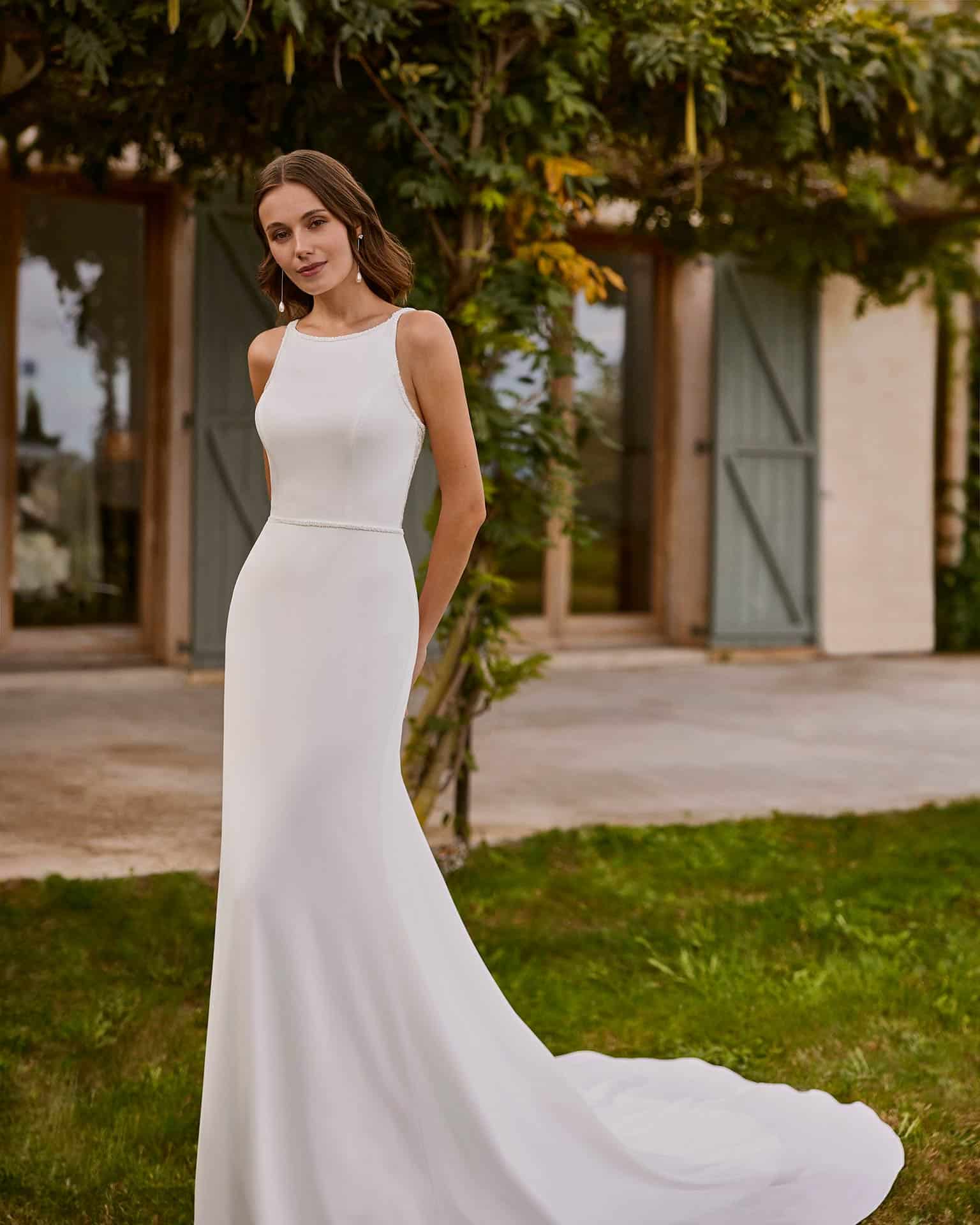 Brautkleid naitel alma novia bei VeRina Brautmoden in Hille Rothenuffeln eng figurbetont hochgeschlossen Schleppe offener Rücken (2)