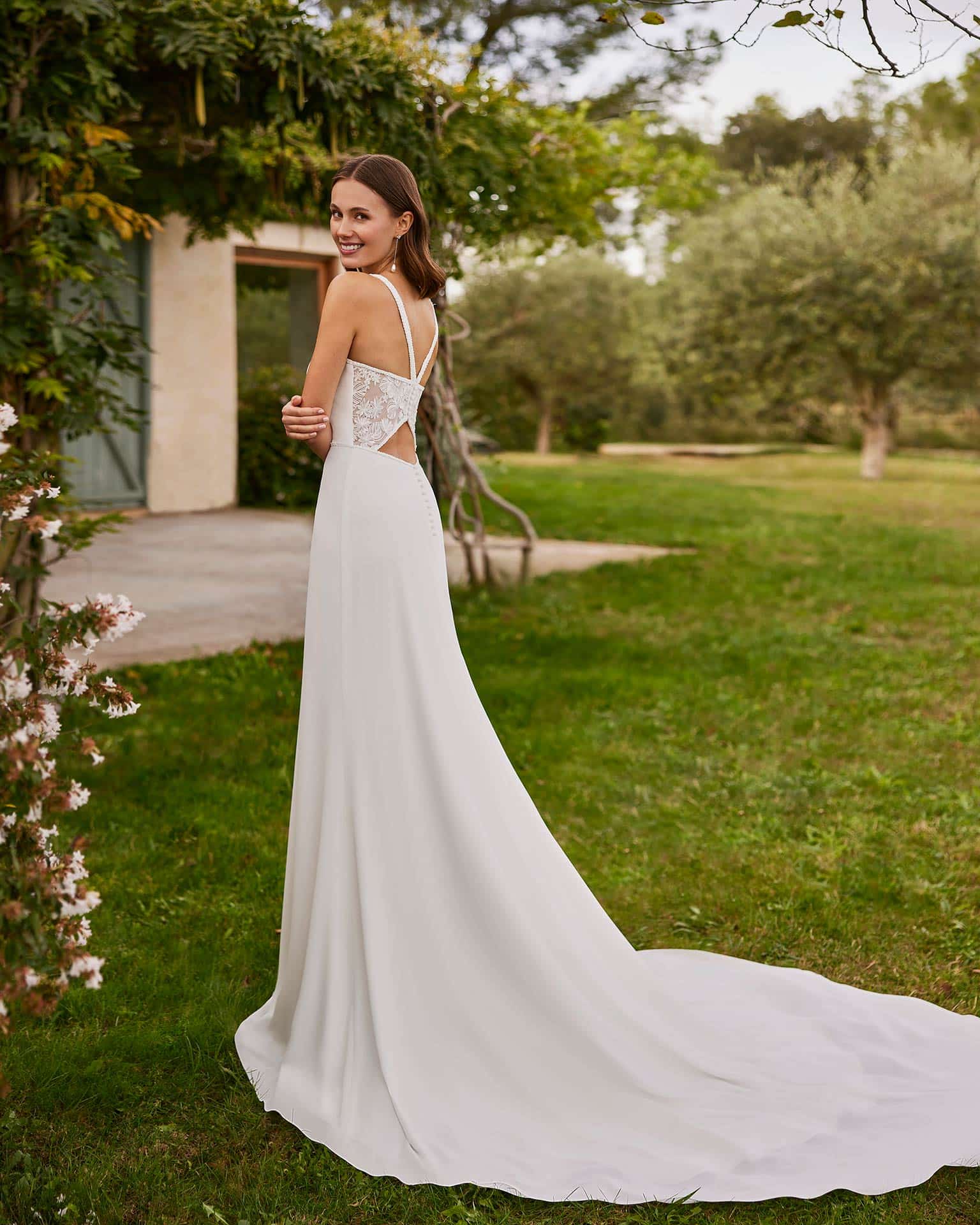 Brautkleid naitel alma novia bei VeRina Brautmoden in Hille Rothenuffeln eng figurbetont hochgeschlossen Schleppe offener Rücken