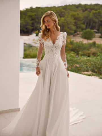 Brautkleid SALOME ADRIANA ALIER bei VeRina Brautmoden in Hille Rothenuffeln Spaghettiträger Chiffon Blätterspitze (2)