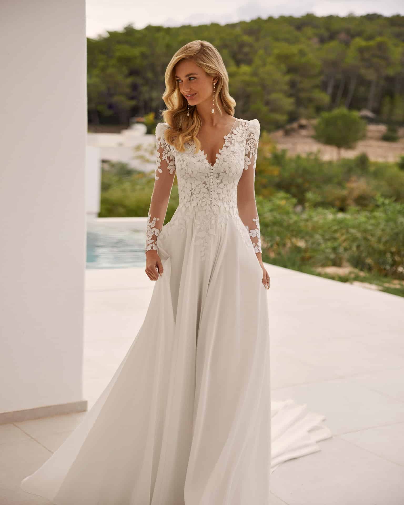 Brautkleid SALOME ADRIANA ALIER bei VeRina Brautmoden in Hille Rothenuffeln Spaghettiträger Chiffon Blätterspitze (2)