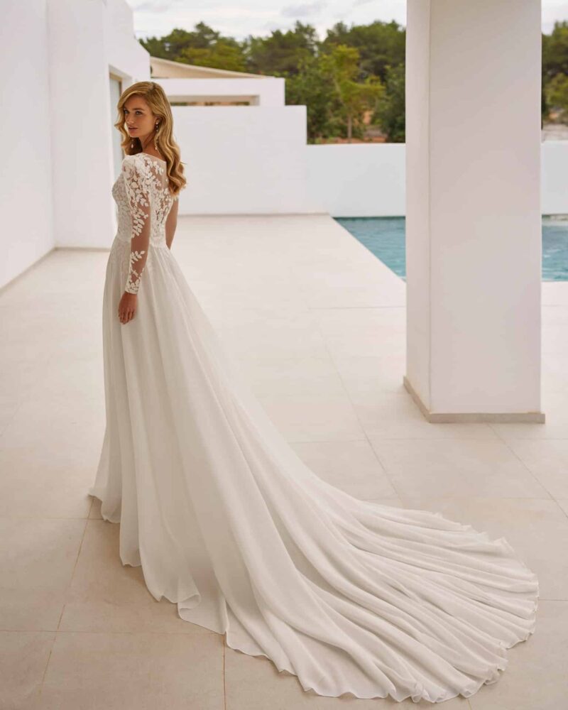 Brautkleid SALOME ADRIANA ALIER bei VeRina Brautmoden in Hille Rothenuffeln Spaghettiträger Chiffon Blätterspitze (3)