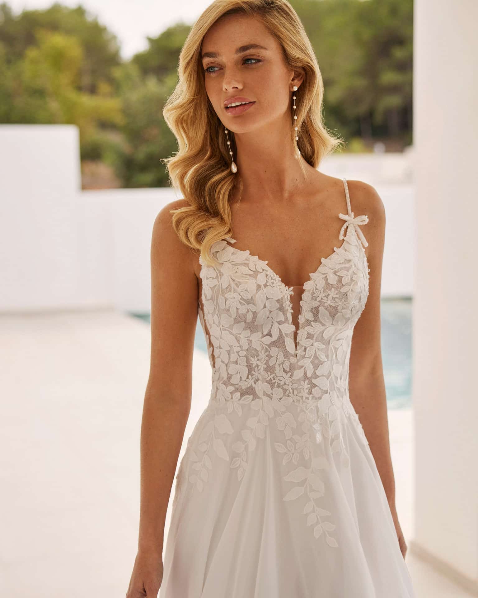 Brautkleid SALOME ADRIANA ALIER bei VeRina Brautmoden in Hille Rothenuffeln Spaghettiträger Chiffon Blätterspitze