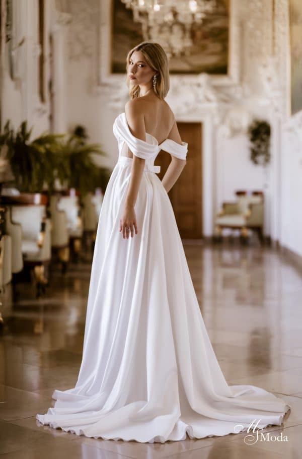 Kristina Brautkleid bei VeRina Brautmoden in Hille Rothenuffeln von MS Moda Clean Schlitz tranparente Seiten Carmenträger Herzausschnitt (1)
