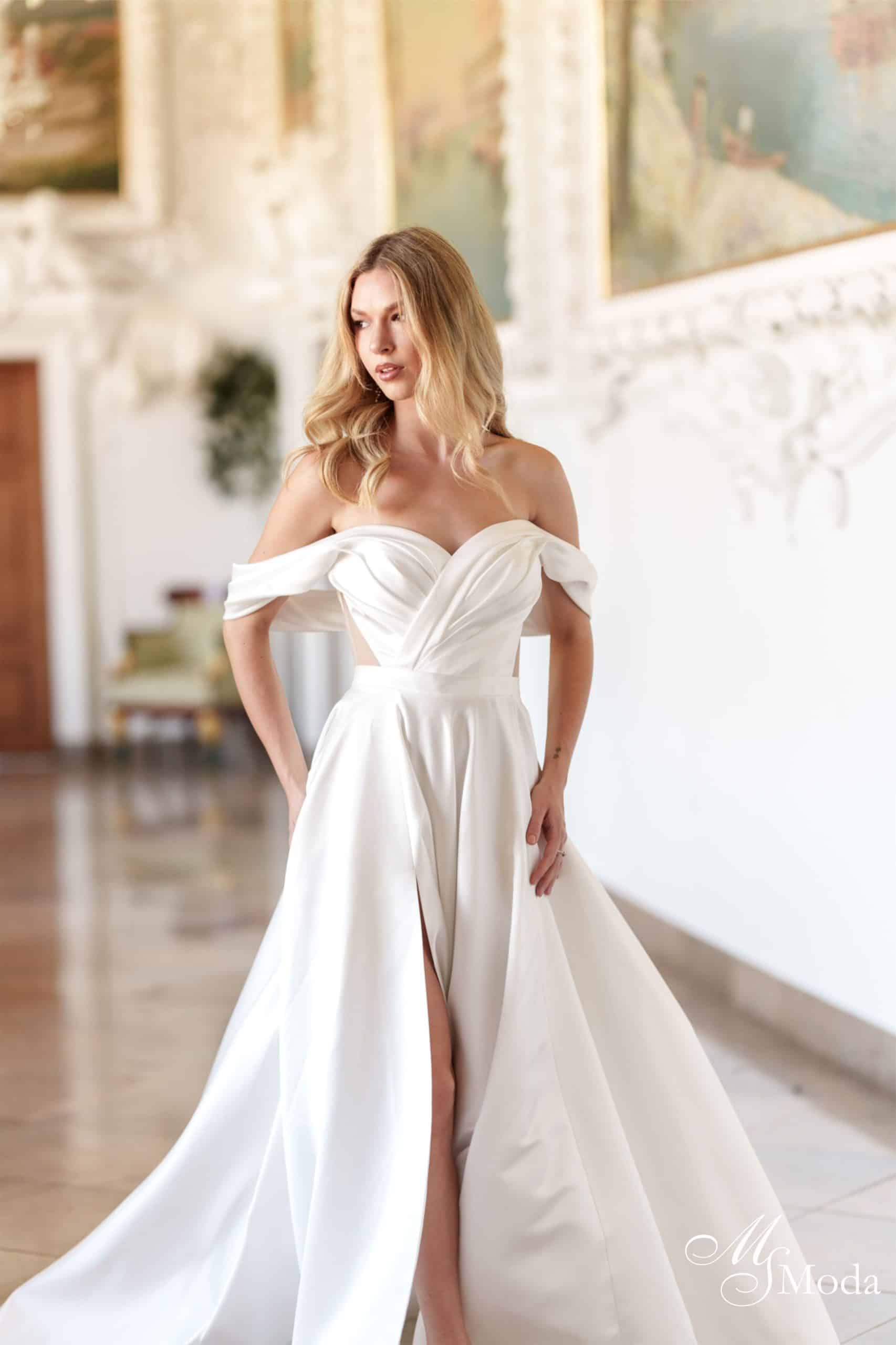 Kristina Brautkleid bei VeRina Brautmoden in Hille Rothenuffeln von MS Moda Clean Schlitz tranparente Seiten Carmenträger Herzausschnitt (3)