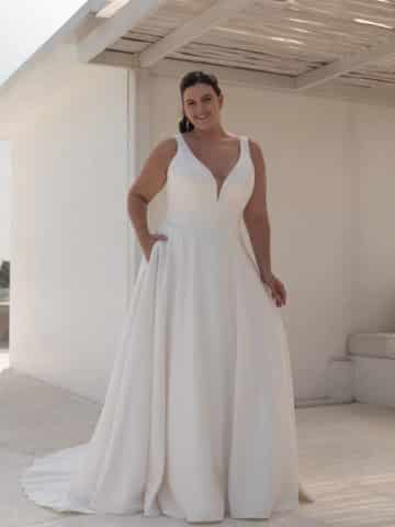 30165W Brautkleid Amelie bei VeRina Brautmoden in Hille Rothenuffeln Satinkleid Satin clean v Ausschnitt (2)