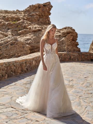 15002 Brautkleid Amelie bei VeRina Brautmoden in Hille Rothenuffeln fließende Spitze Glitzer Tüllrock Spitzenträger tiefer Ausschnitt 1