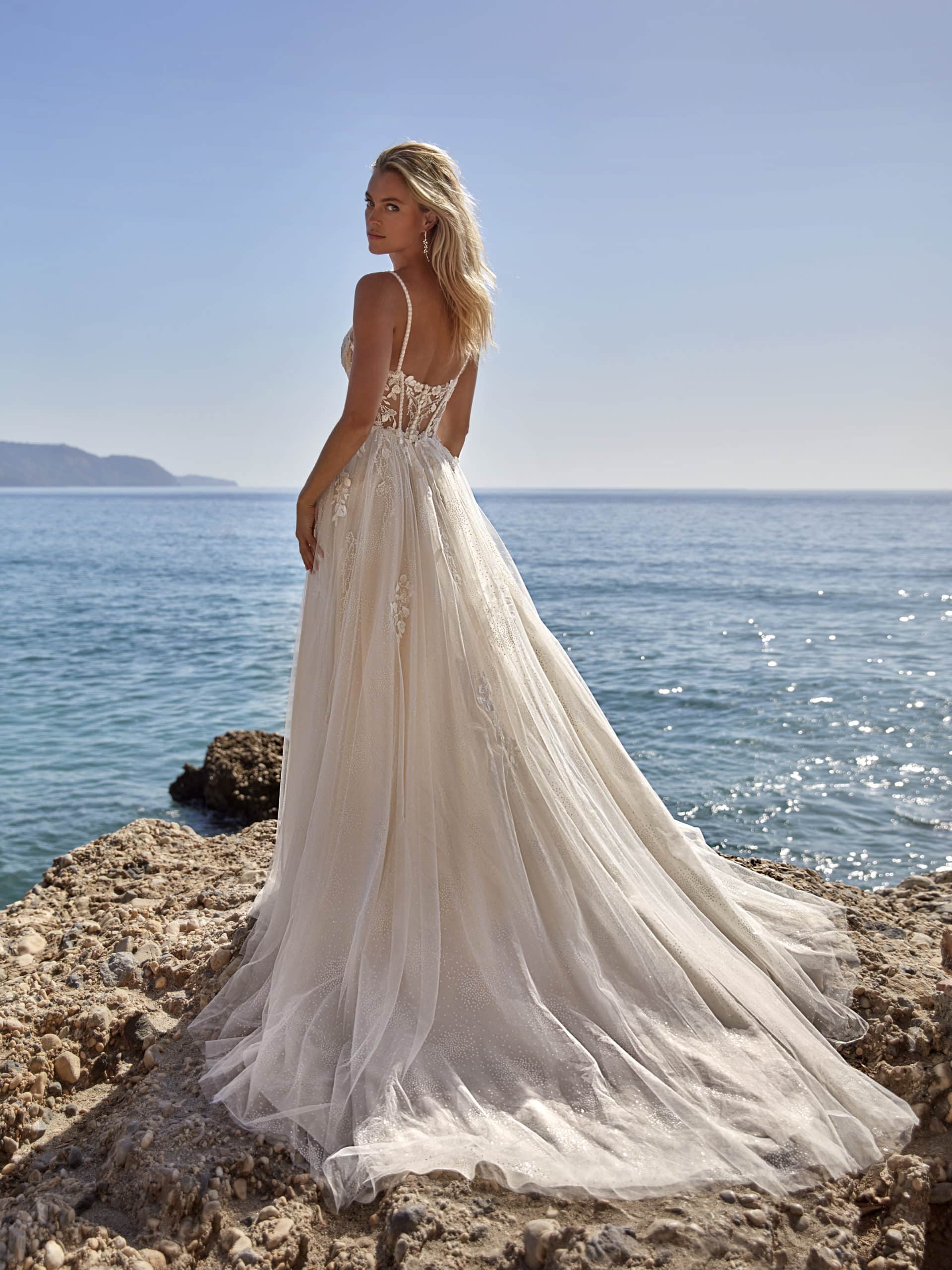 15002 Brautkleid Amelie bei VeRina Brautmoden in Hille Rothenuffeln fließende Spitze Glitzer Tüllrock Spitzenträger tiefer Ausschnitt 2