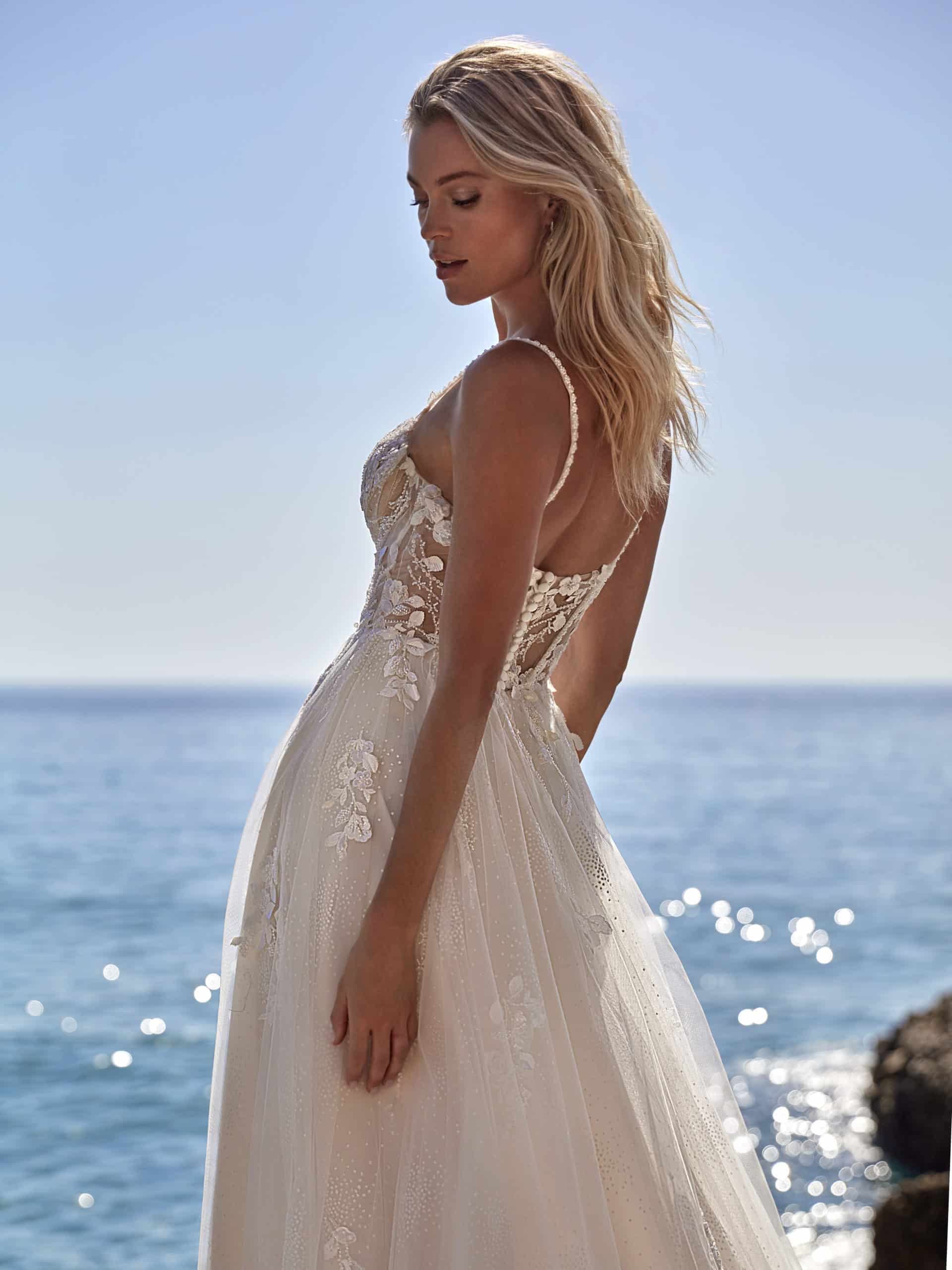 15002 Brautkleid Amelie bei VeRina Brautmoden in Hille Rothenuffeln fließende Spitze Glitzer Tüllrock Spitzenträger tiefer Ausschnitt 4