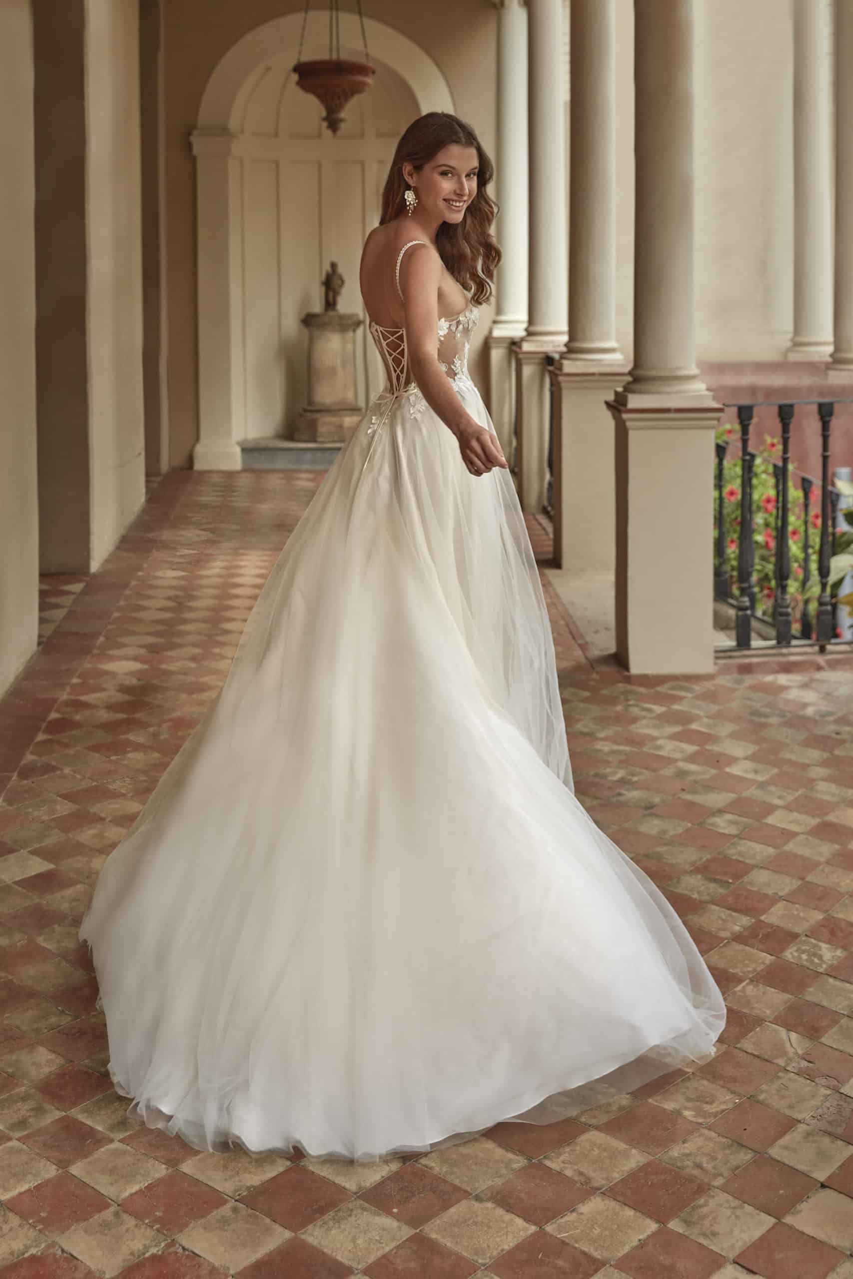 45007U Amelie Brautkleid Amelie bei VeRina Brautmoden in Hille Rothenuffeln Tüllrock Spitze Spaghettiträger transparente Corsage V Ausschnitt Schnürung 2