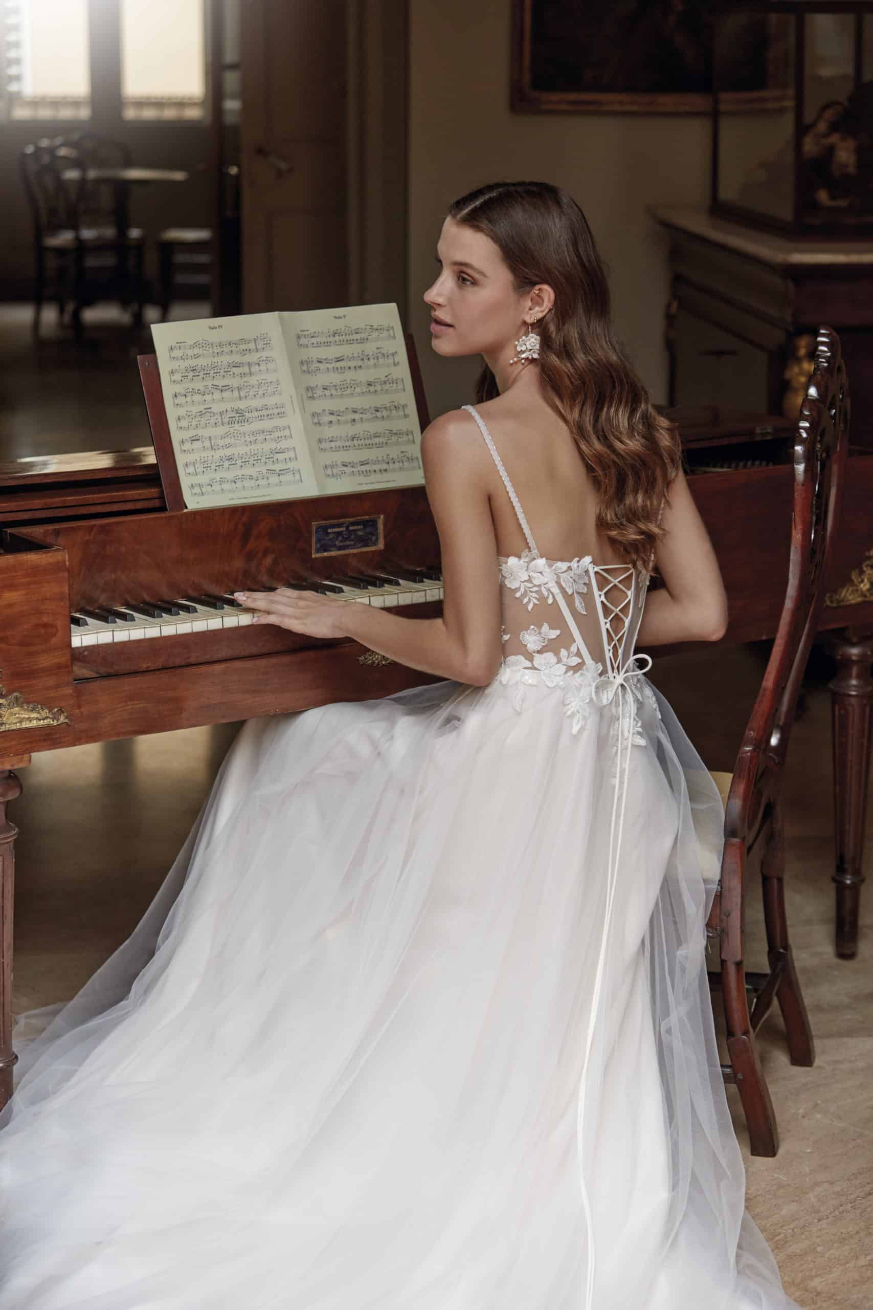 45007U Amelie Brautkleid Amelie bei VeRina Brautmoden in Hille Rothenuffeln Tüllrock Spitze Spaghettiträger transparente Corsage V Ausschnitt Schnürung 3