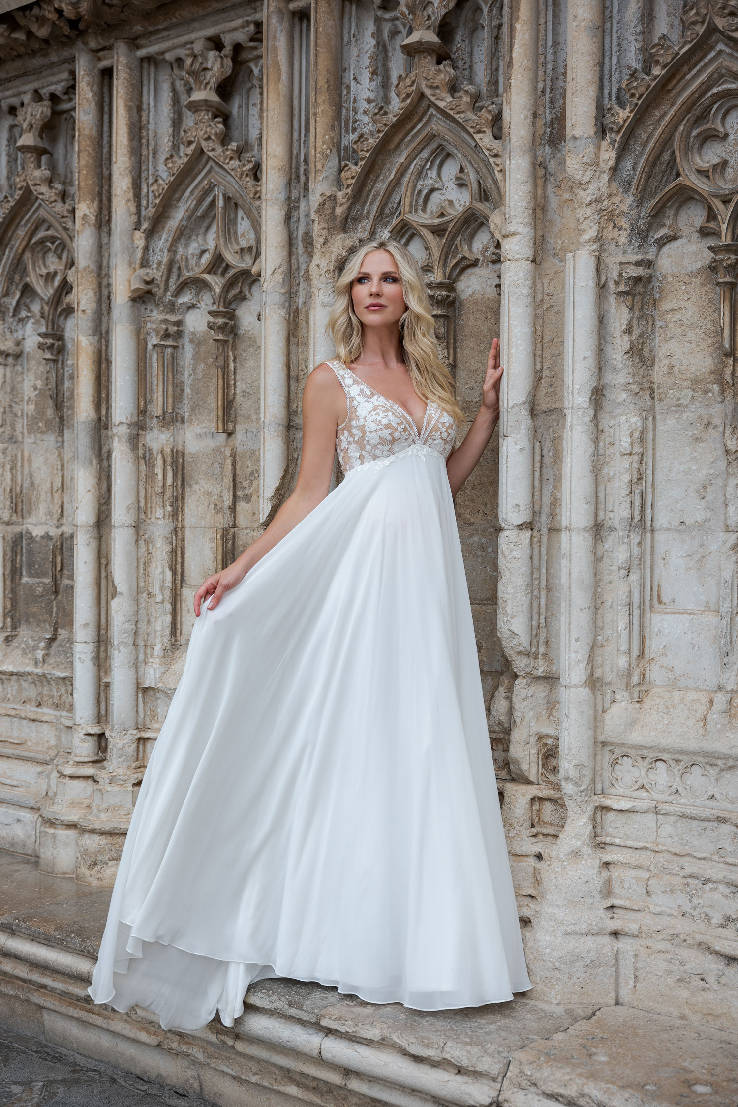 BS501 Brautkleid Fashion Queen bei VeRina Brautmoden in Hille Rothenuffeln Umstandskleid Chiffonkleid Floralespitzenelemte V Ausschnit Rücken V Ausschnitt Träger10