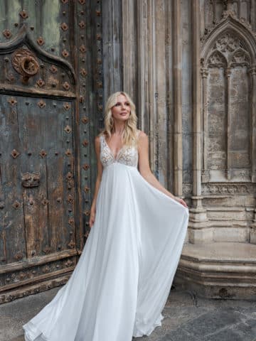 BS501 Brautkleid Fashion Queen bei VeRina Brautmoden in Hille Rothenuffeln Umstandskleid Chiffonkleid Floralespitzenelemte V Ausschnit Rücken V Ausschnitt Träger4