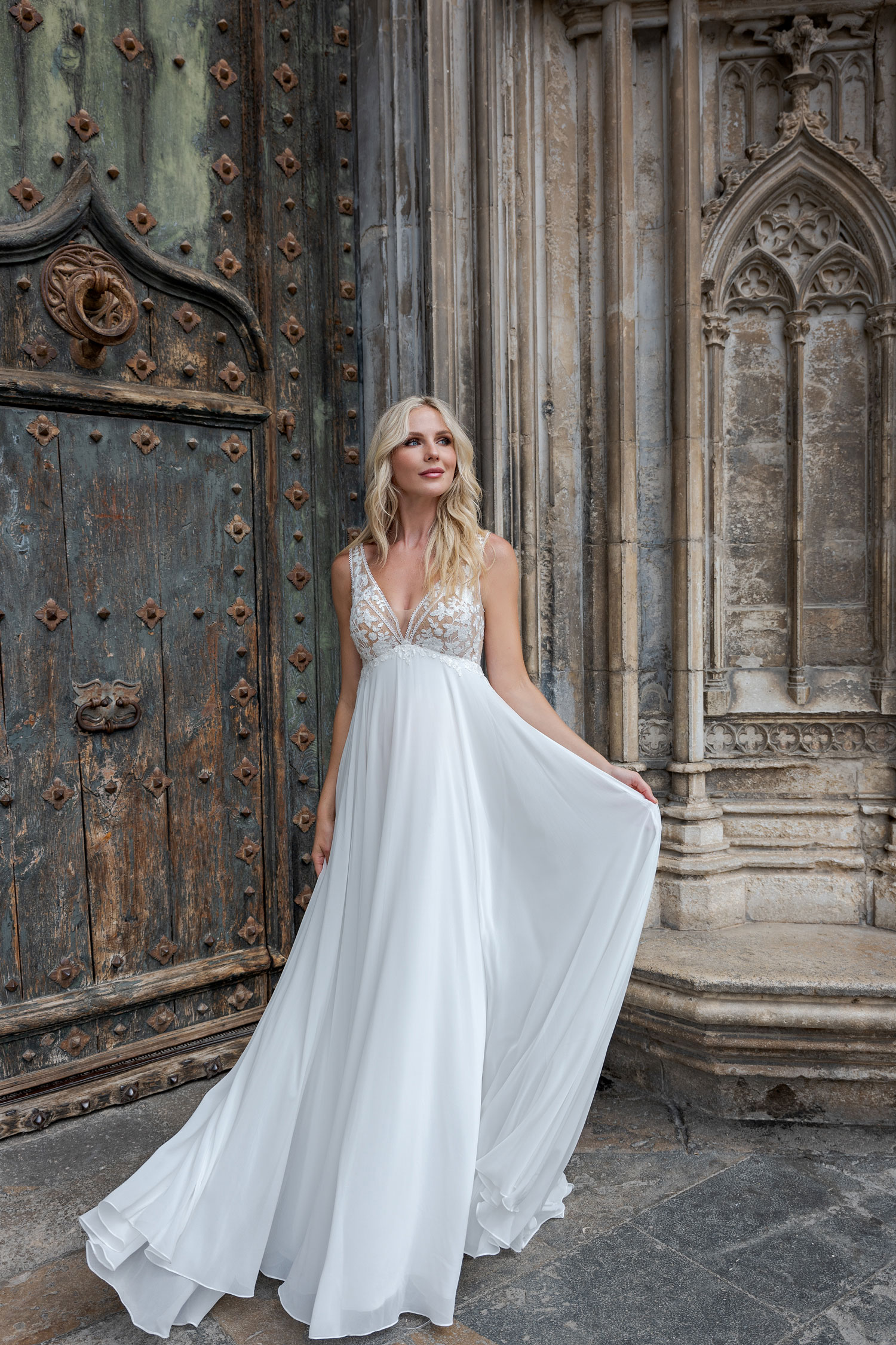BS501 Brautkleid Fashion Queen bei VeRina Brautmoden in Hille Rothenuffeln Umstandskleid Chiffonkleid Floralespitzenelemte V Ausschnit Rücken V Ausschnitt Träger4