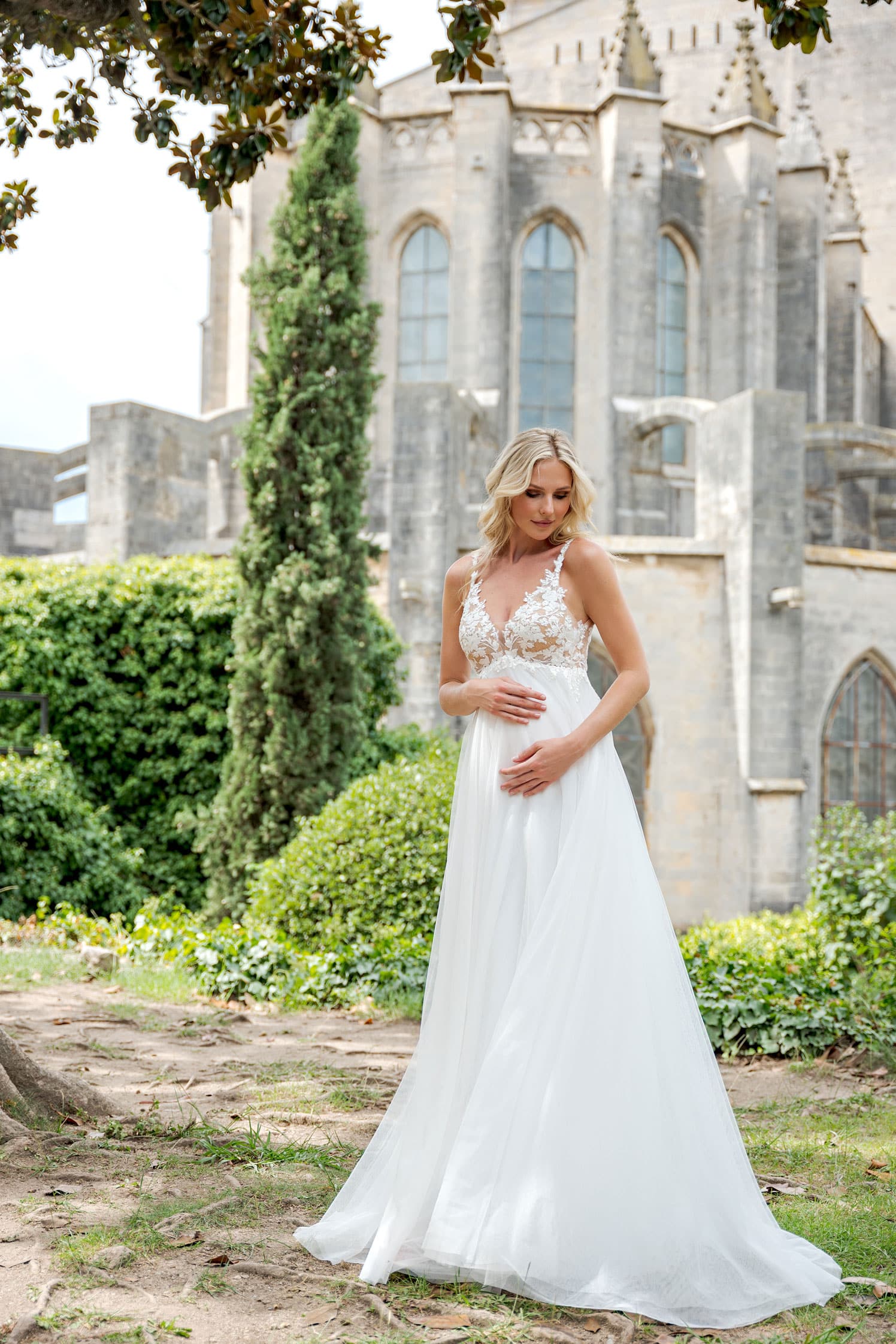 BS504 Brautkleid Fashion Queen bei VeRina Brautmoden in Hille Rothenuffeln Umstandskleid Tüllkleid Floralespitzenelemte V Ausschnit Rücken V Ausschnitt Träger1